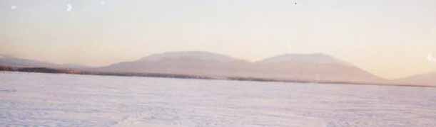 Вид на Домашние тундры со льда Кандалакшской губы